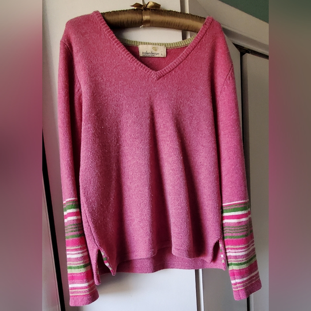 Irelandseye 100% lambswool pink pullover sweater with green/white stripe sleeves